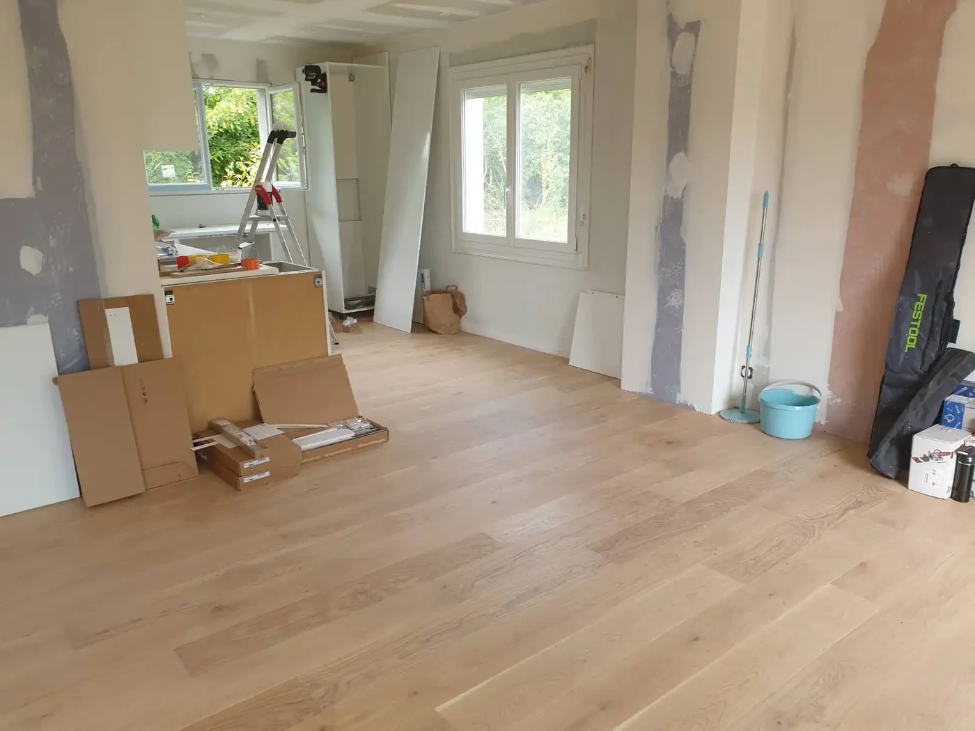 Pose d'un parquet flottant sur la commune d'Arzon