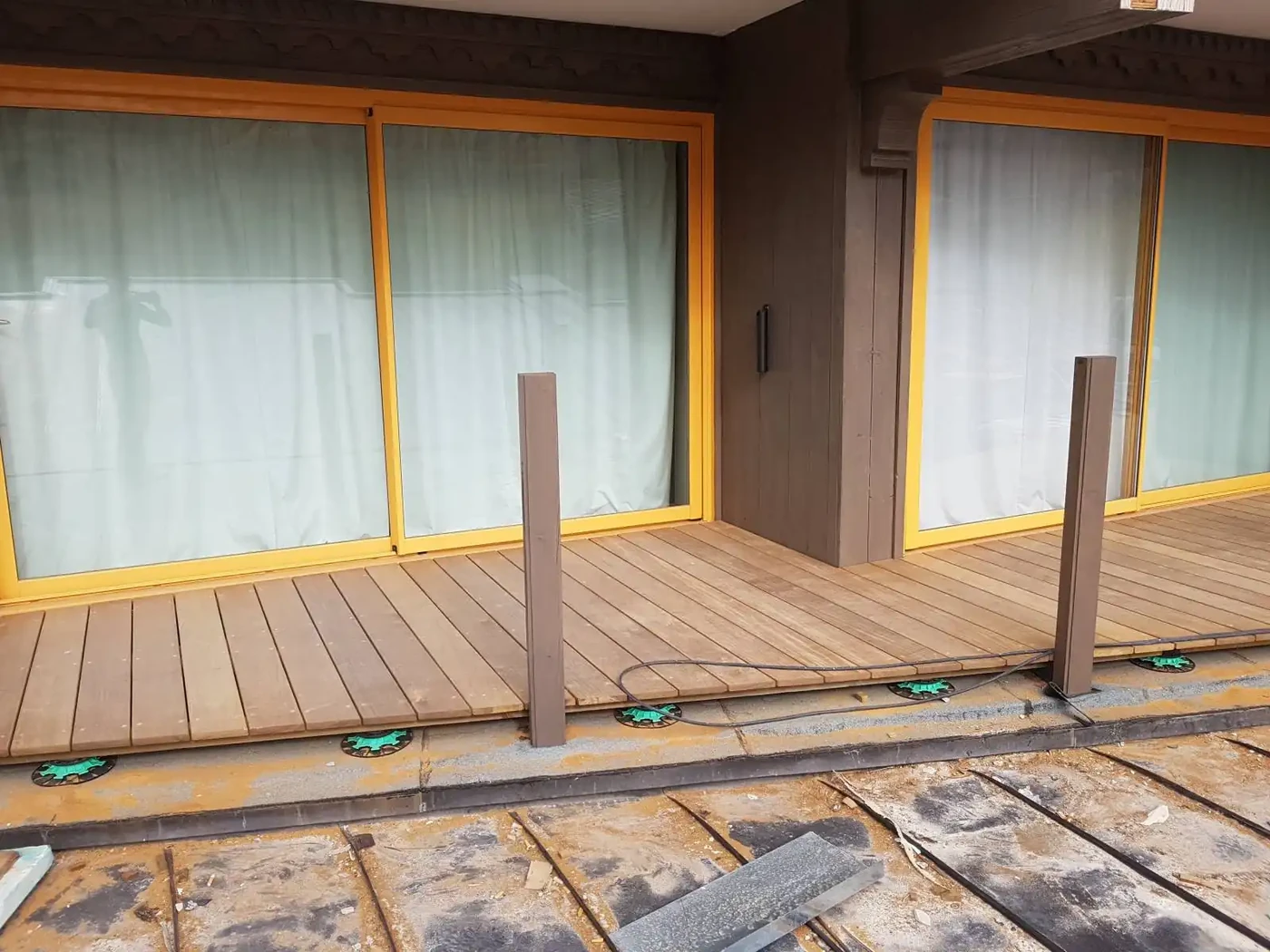 Terrasse en bois exotique (IP) sur plots réglable
