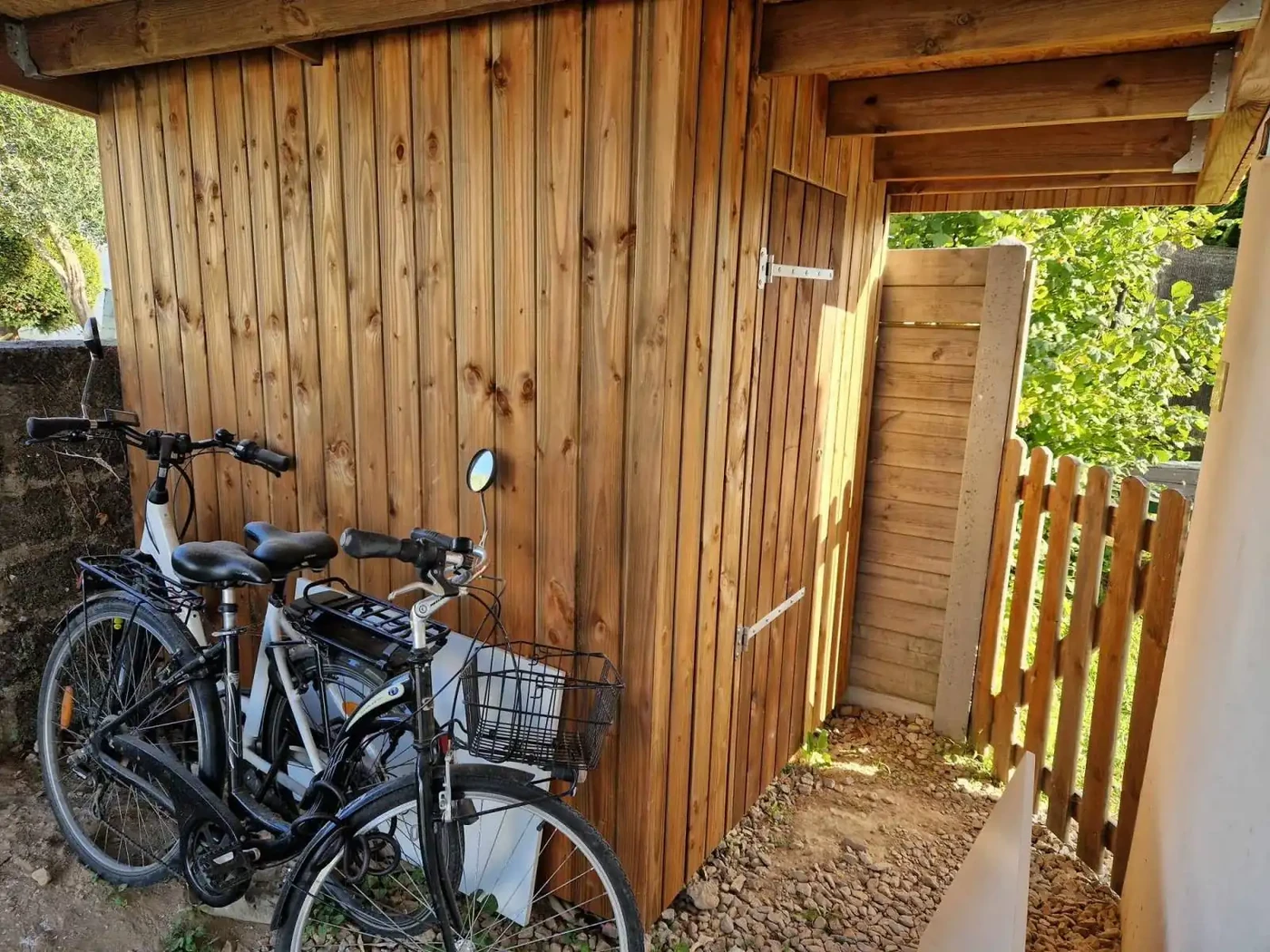 Cabanon à Vélo en Bois sous Carport