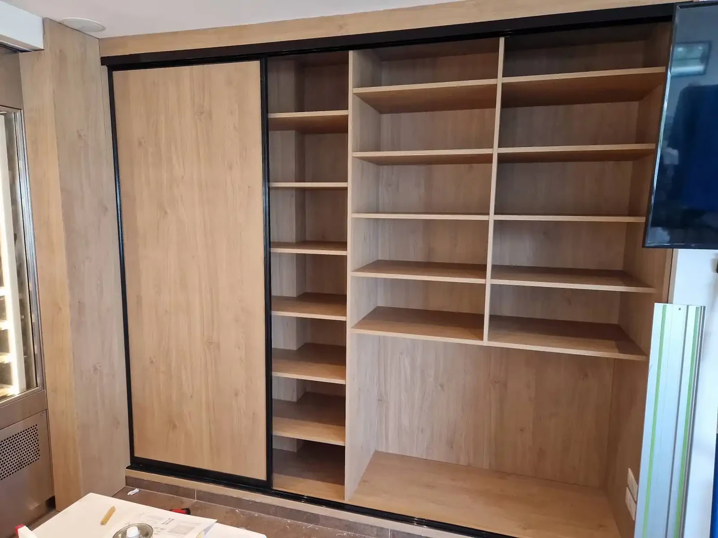 Réalisation de placard sur mesure pour la salle de petit déj de l'hôtel le Diana