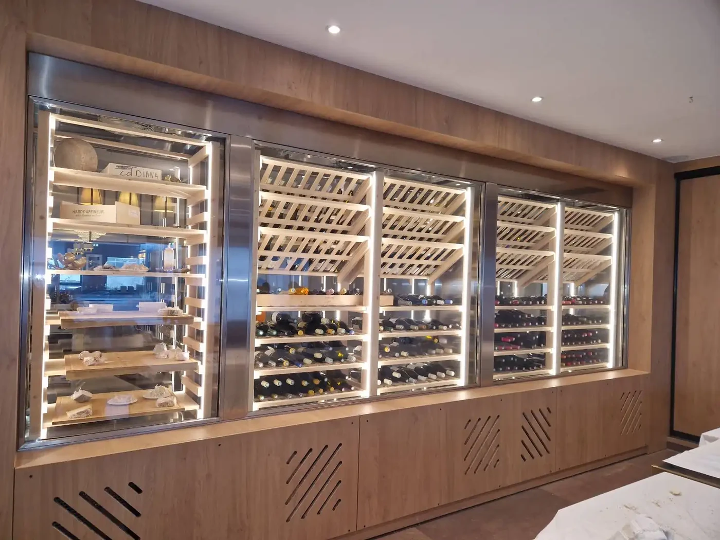 Habillage de la cave a vin coté salle petit déj avec aérations pour les ventilos de la cave