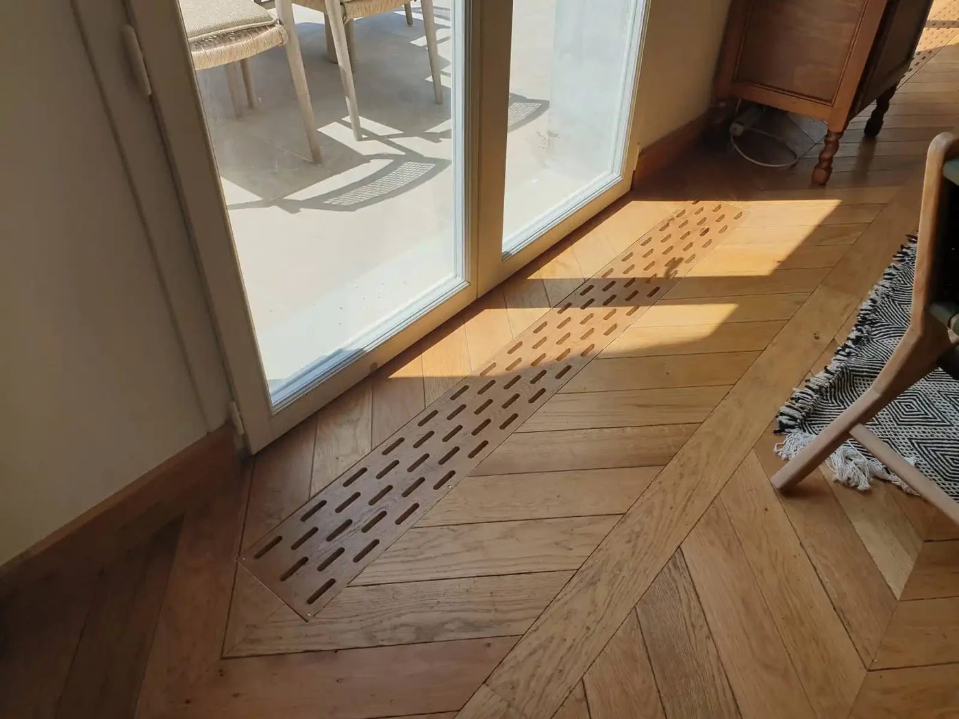 Trappe sur mesure pour radiateur encastré dans le sol.