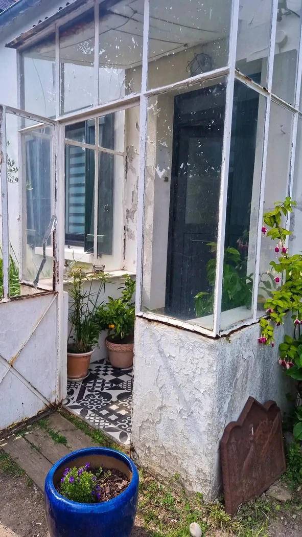 Reprise complète d'un sas d'entrée avec porte et verrière en Alu ainsi qu'un mur recouvert de bardage composite