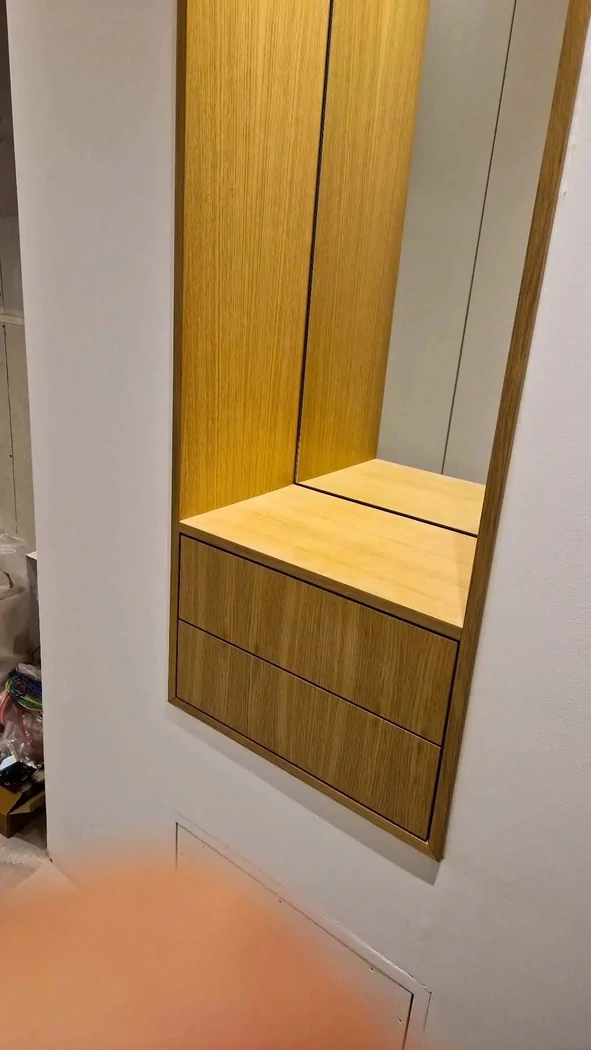 Création d'un meuble d'entrée en chêne vernis avec miroir et tiroir Tip-On, ainsi qu'une niche avec un système de Led + prises integrées avec coiffeuse dans une chambre