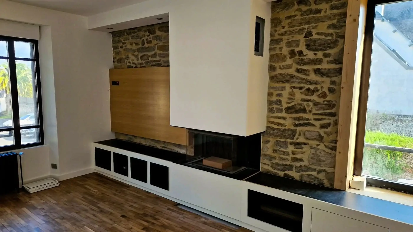 Création d'un meuble de cheminée sur mesure avec rangement, fabrication de niches en chêne vernis ainsi qu'un habillage de fenêtre