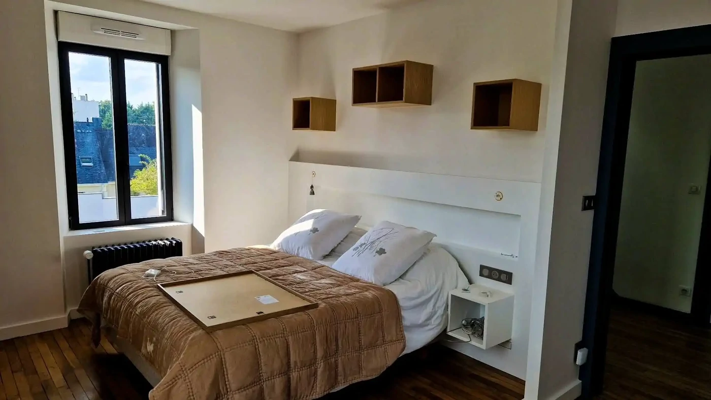 Création de têtes de lit avec Led intégré ainsi qu'un bureau et des niches en chêne vernis avec Dressing sur mesure dans la chambre parentale