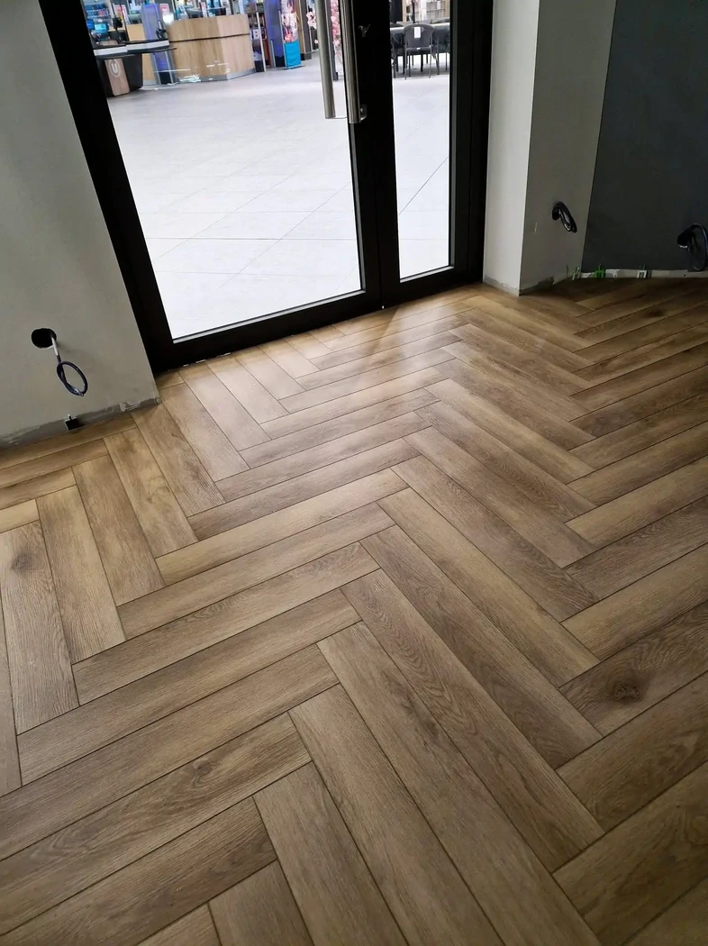 Pose d'un parquet flottant en bâton rompu pour une nouvelle boutique Krys